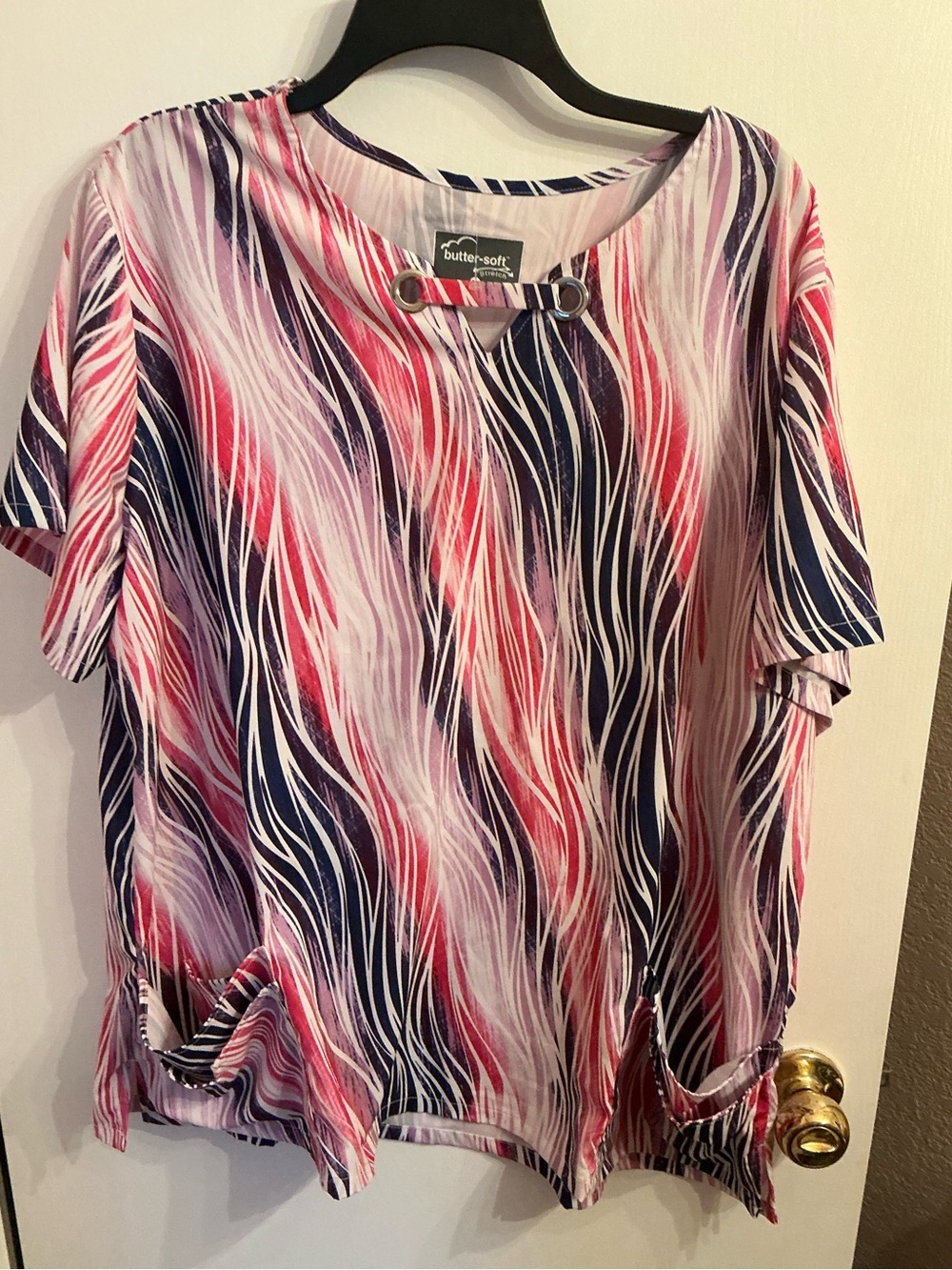 Butter-Soft Women’s Short Sleeve Wave Print scrub